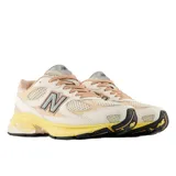 Championes New Balance U2010Sgr, capellada de malla color crema con refuerzos en cuero color beige, entresuela de goma color amarillo y logo "N" en los laterales.