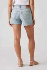 Short de jean celeste con tiro alto, corte a la rodilla y ruedo desflecado.