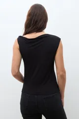 Top sin mangas color bordó con escote drapeado tipo cascada, ajustado al cuerpo.