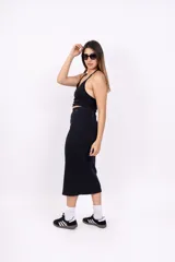 Pollera midi de punto canalé color negro, de corte ajustado.