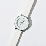 Reloj de pulsera con correa de simil cuero blanco y esfera plateada.