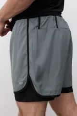 Short deportivo azul marino con calza interna negra y cordón de ajuste en la cintura.