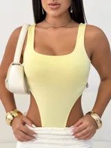 Body rosado de breteles con escote cuadrado y corte cavado en la cadera.