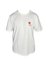 Remera blanca de algodón con mangas cortas y cuello redondo. Estampado pequeño en el pecho con un diseño abstracto en tonos naranja y rojo.
