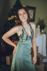 Vestido largo color marrón cobrizo con escote en V, cut outs laterales bajo el busto y breteles finos que se cruzan y atan en la espalda. Presenta un top con estampado abstracto en tonos marrones y dorados.