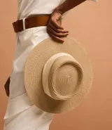 Sombrero de playa de paja color beige, con cinta contrastante color crema.