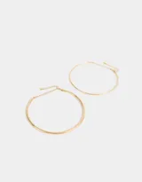 Set de dos chokers dorados rígidos de metal.