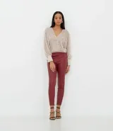 Pantalón legging color borgoña de cuero sintético.