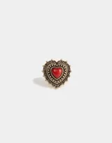 Anillo dorado con diseño de corazón estilo antique y centro de color rojo.