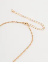 Cadena corta dorada con dije de la letra A cubierto de strass.