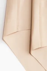 Pack de dos bombachas de microfibra color nude, tiro alto, con efecto moldeador leve en cintura y glúteos. Presentan bordes cortados a láser para un acabado invisible bajo la ropa.