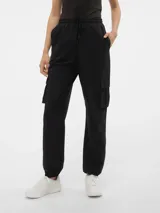 Pantalón cargo negro con cintura elástica ajustable con cordón, bolsillos laterales y bolsillos cargo con solapa en los muslos.