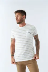 Remera de hombre a rayas horizontales blancas y beige, de manga corta, con bolsillo en el pecho y logo estampado.