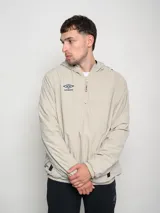 Campera canguro deportiva negra con capucha y medio cierre frontal. Detalles en azul en el logo, interior de la capucha y ribete de los bolsillos.