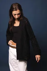 Saco tejido con ochos y calado, silueta ligeramente oversize.