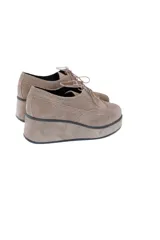 Zapatos oxford color visón de gamuza con plataforma uniforme y perforado decorativo.