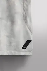 Camiseta de entrenamiento regular fit de Zara Athleticz, confeccionada en tejido técnico ligero y elástico con tecnología Quick Dry nivel 2. Presenta un estampado tipo tie-dye en tonos grises y blancos, cuello redondo, manga corta, costuras planas y termofijadas, y logo estampado en el bajo.