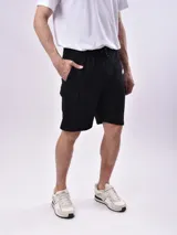 Bermuda negra de corte recto con cintura elastizada ajustable con cordón y bolsillo tipo cargo en la pierna.