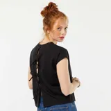 Camiseta negra de manga corta con espalda abierta y lazos.