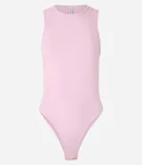 Body color marrón, sin mangas, con cuello halter y cierre en la entrepierna.