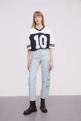 Pantalón cargo de jean gris oscuro con bolsillos laterales y corte amplio.