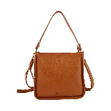 Cartera bandolera mediana de cuero sintético color marrón, con correa de hombro ajustable y cierre superior con cremallera.