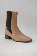 Botas de cuero rojas con elástico negro en los laterales, punta cuadrada y taco bajo.