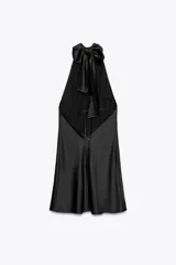 Vestido corto color verde esmeralda de satén con cuello halter y espalda descubierta con lazada.