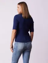 Blusa negra en tejido acanalado, marca Rio & Rian. Cuello solapa y escote en V en tejido calado.