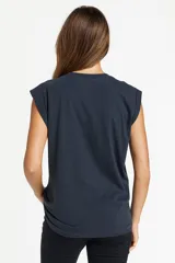 Remera blanca de algodón con mangas cortas, cuello redondo y estampado con imágenes de cartas de tarot y texto en negro.