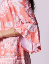 Blusa azul con estampado floral blanco, de seda fría, con cuello redondo con abertura y mangas 3/4 amplias con volados. Marca Ruby Rd.