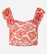 Blusa corta de tule con estampado de caracolas y peces en tonos rojo y blanco. Tiene escote cuadrado, mangas cortas con volados y fruncido en el busto.