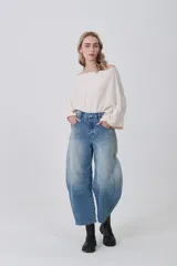 Pantalón de jean gris oscuro, de corte barrel, con bolsillos laterales y traseros, pinzas y tiro medio.