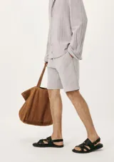 Bermuda gris de algodón con cintura elastizada y cordón ajustable.