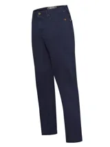 Pantalón de jean azul marino, de corte recto, con bolsillos laterales y traseros. Se ajusta a la cintura con broche y cierre.