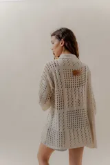 Saco calado negro tejido a máquina, con cuello tipo camisa y mangas 3/4.