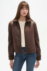 Campera marrón de poliéster con cuello y puños de corderito, cierre frontal y bolsillos laterales.