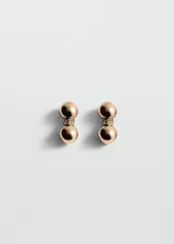 Pendientes dorados con diseño de perlas dobles, ideales para cualquier ocasión.