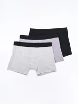 Pack de tres boxers de algodón en color gris, lila y negro, con cintura elástica negra.
