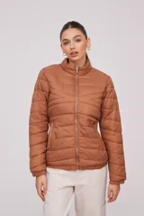 Campera acolchada color rosa con cierre frontal y cuello alzado, de manga larga y diseño cómodo.