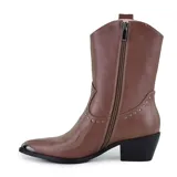 Bota corta de cuero sintético color marrón, con punta fina y taco bajo. Presenta detalles de costuras y tachas metálicas.
