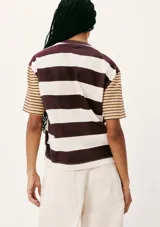 Camiseta de mangas cortas con cuello redondo, a rayas horizontales color marrón y celeste, con logo bordado en el pecho.