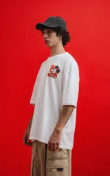 Remera blanca de manga corta con cuello redondo y calce oversize. Estampado de Mickey Mouse en el pecho.