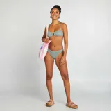 Top de bikini bandeau con estampado geométrico en tonos azul, verde y blanco.