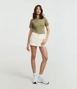 Blusa de viscosa color verde, con cuello redondo y manga corta con detalle plegado.