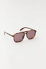 Lentes de sol aviador con montura de carey y lentes marrones.