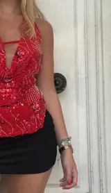 Minifalda negra de corte ajustado.