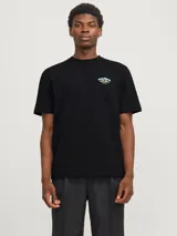 Camiseta negra de manga corta y cuello redondo con estampado pequeño en el pecho.