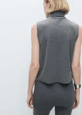 Top gris oscuro sin mangas con cuello alto.