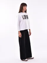 Remera blanca de manga larga con cuello redondo y estampado frontal con la frase "All my love darling" en color celeste.